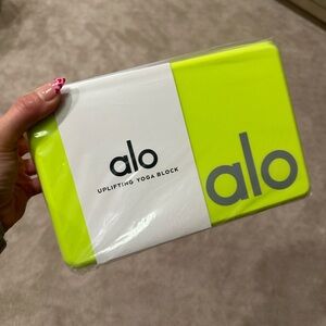 ALO Yoga Neon Yellow Uplifting Block highlighter/silver new! Limited edition!